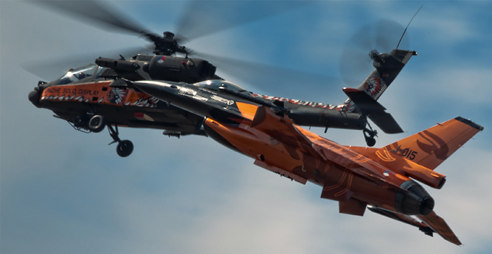 Wspólny przelot holenderskich maszyn DEMO: AH-64 i F-16