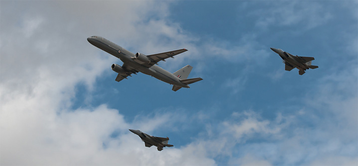 Przelot Boeinga 757 i dwóch F-15