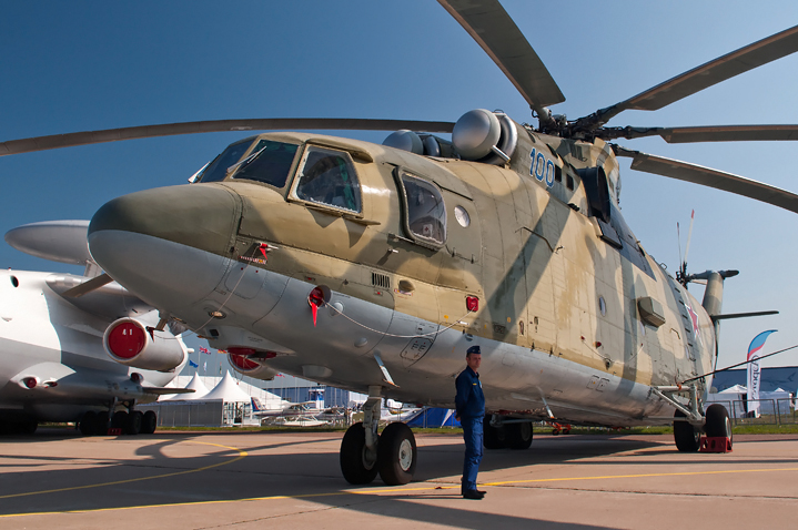 Człowiek przed Mi-26 daje niezłe wyobrażenie o wielkości tej maszyny