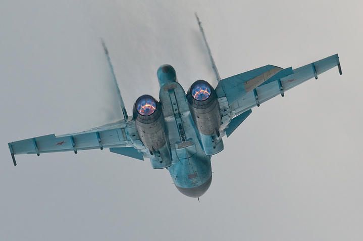 Su-34 nie zważając na pogodę - rwie powietrze aż ciarki przechodzą :)