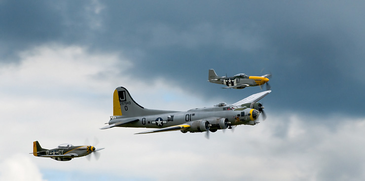 Flying Legends w Duxford – B-17 w locie pod eskortą Mustangów