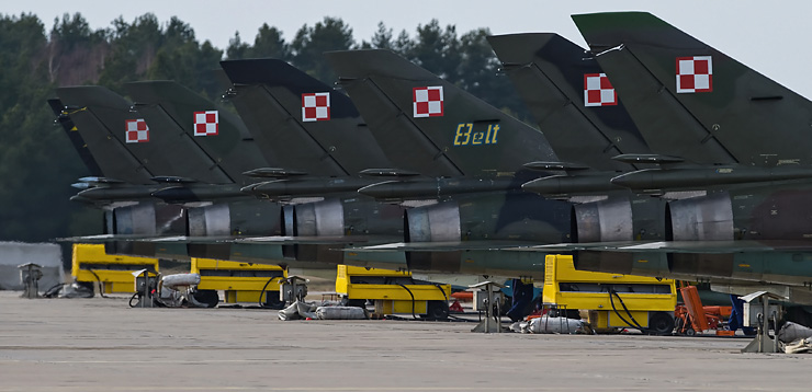 Linia stateczników samolotów Su-22 podczas przygotowania do lotów w Mirosławcu