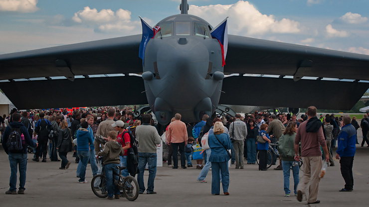 Ludzie pod skrzydłami B-52 niczym pisklęta przy kwoce :)