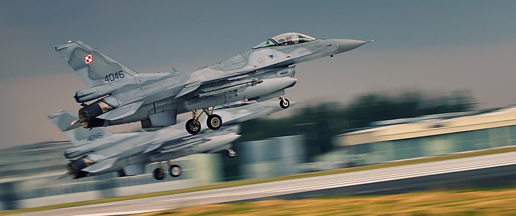 Lądowanie pary F-16. Różnica prędkości względem aparatu daje niejako efekt 3D. Skupmy się zawsze na samolocie lecącym bliżej nas.