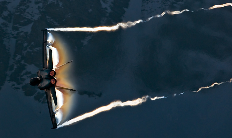 Iryzacja na F/A-18 Hornet podczas gwałtownego manewru w Axalp (Szwajcaria)