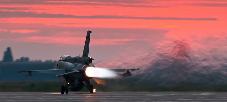 Jęzor dopalacza (marchewa) za samolotem F-16