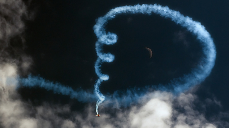 Jurgis Kairys kręci swój korkociąg wokół księżyca na pokazach w Góraszce