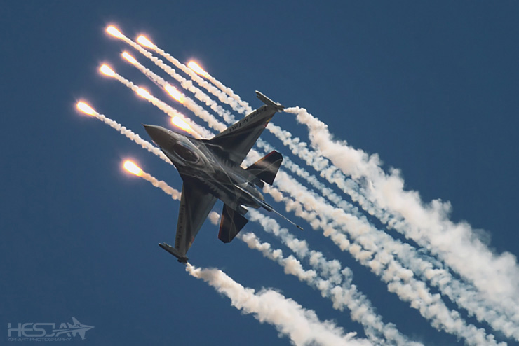 Belgijski samolot F-16 strzela flarami idealnie na kierunku fototrybuny 24.08.2013 godz. 14.20