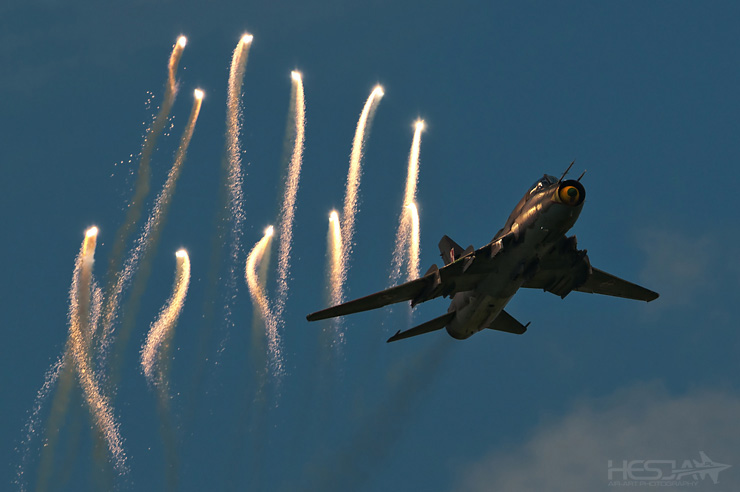 Spectacular salvo of flares launched from the Su-22 fighter-bomber, Aug. 28th 2011, 4.44 PM.